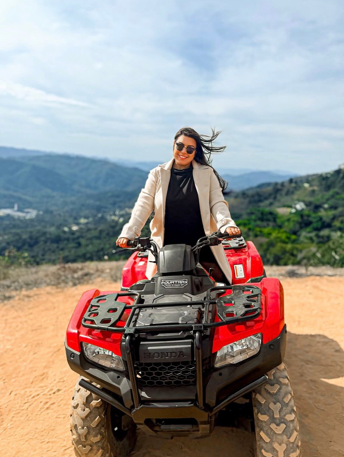 Passeio de quadriciclo em Campos do Jordão com vista para a serra