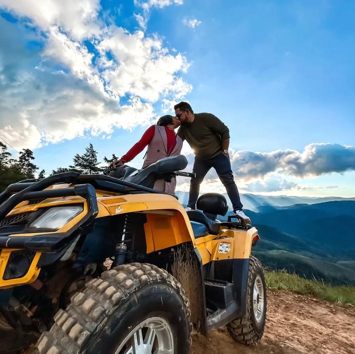 Casal em quadriciclo no alto da serra de Campos do Jordão