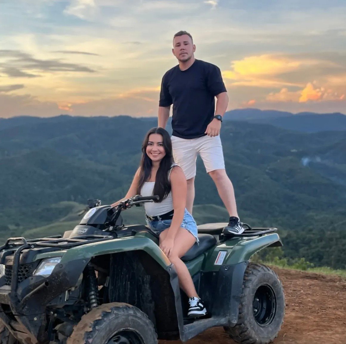 Casal em quadriciclo diante da paisagem de Campos do Jordão