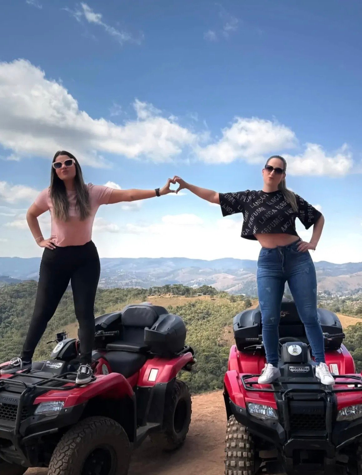 Amigas em passeio de quadriciclo pelas montanhas de Campos do Jordão